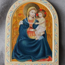 Anastasiia Dolhu - Ręcznie malowana ikona religijna przedstawiająca Matkę Boską z Dzieciątkiem Jezus, w bogato zdobionej ramie z motywami roślinnymi na szarym tle.