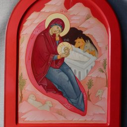 Anastasiia Dolhu - Ręcznie malowana ikona religijna przedstawiająca Matkę Boską z Dzieciątkiem Jezus w czerwonej ramie, z motywami zwierząt i krajobrazu. Delikatne, pastelowe barwy.