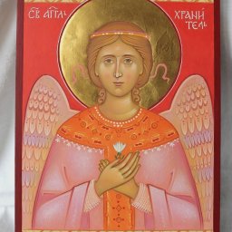 Anastasiia Dolhu - Ręcznie malowana ikona religijna przedstawiająca anioła z aureolą, trzymającego biały kwiat na czerwonym tle z ornamentami. Widoczne skrzydła i inskrypcje w języku cerkiewnosłowiańskim.
