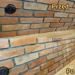 ClearMind Services - Justyna Rożniecka - Ceglana ściana: górna część 'Przed' z widocznymi zabrudzeniami, dolna 'Po' czyszczeniu, z zachowaną strukturą cegły i widocznym gniazdkiem elektrycznym.