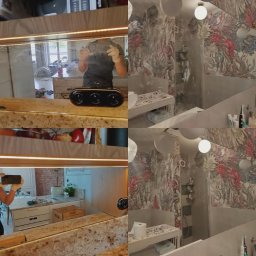 ClearMind Services - Justyna Rożniecka - Odbicie osoby w rękawicach czyszczącej lustro w łazience z wzorzystą tapetą. Widoczne akcesoria łazienkowe i oświetlenie LED. Ujęcie z bliska, skupione na detalu.