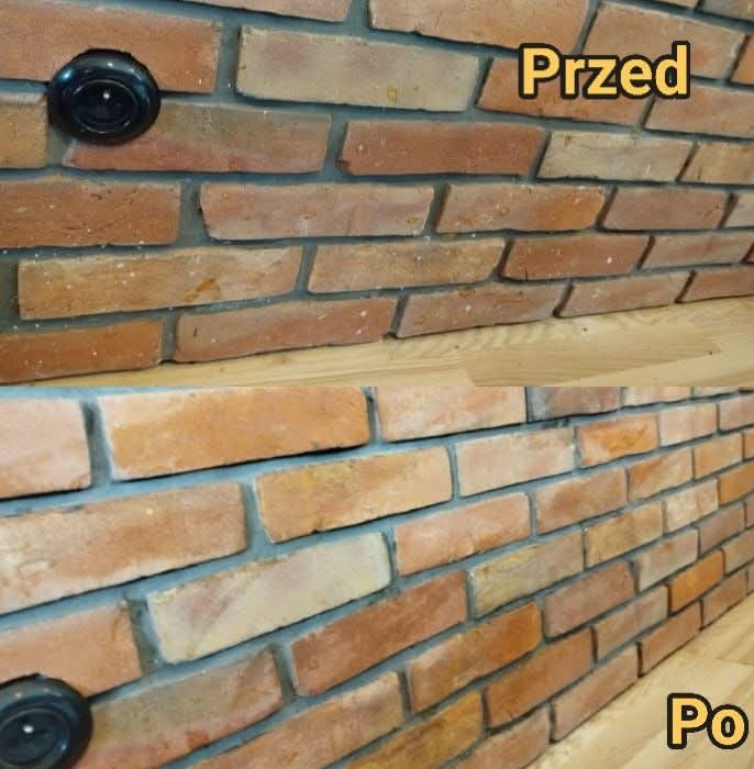 Ceglana ściana: górna część 'Przed' z widocznymi zabrudzeniami, dolna 'Po' czyszczeniu, z zachowaną strukturą cegły i widocznym gniazdkiem elektrycznym.