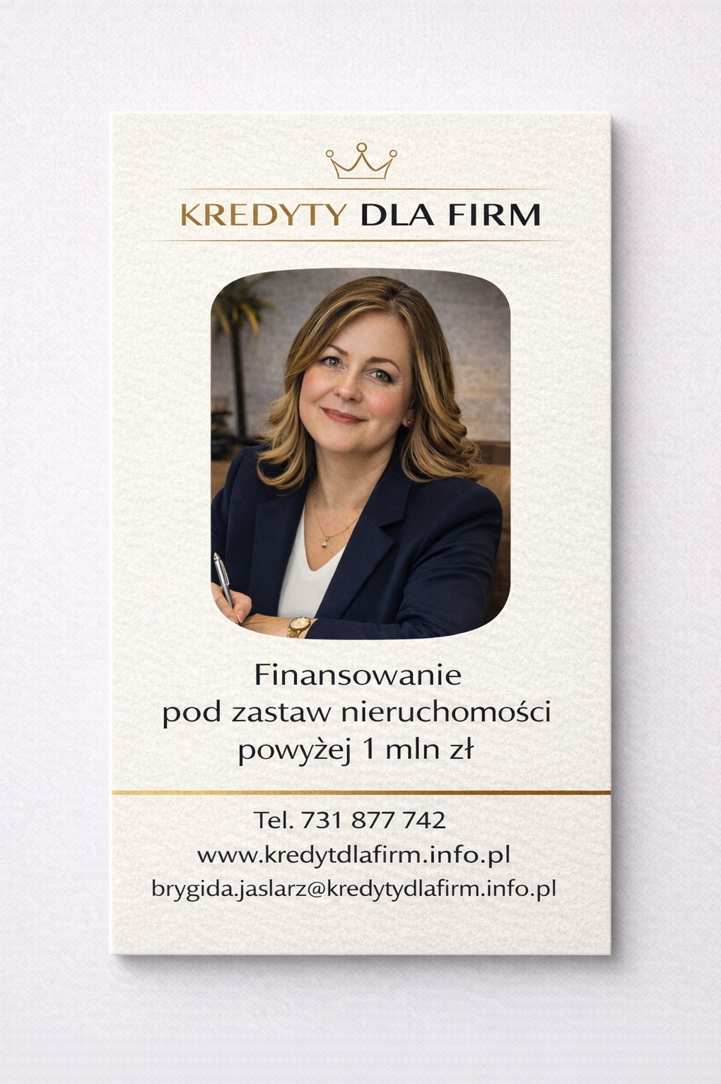 Elegancka wizytówka z portretem kobiety, oferująca finansowanie pod zastaw nieruchomości powyżej 1 mln zł. Złote akcenty i korona nad napisem 'Kredyty dla firm'.