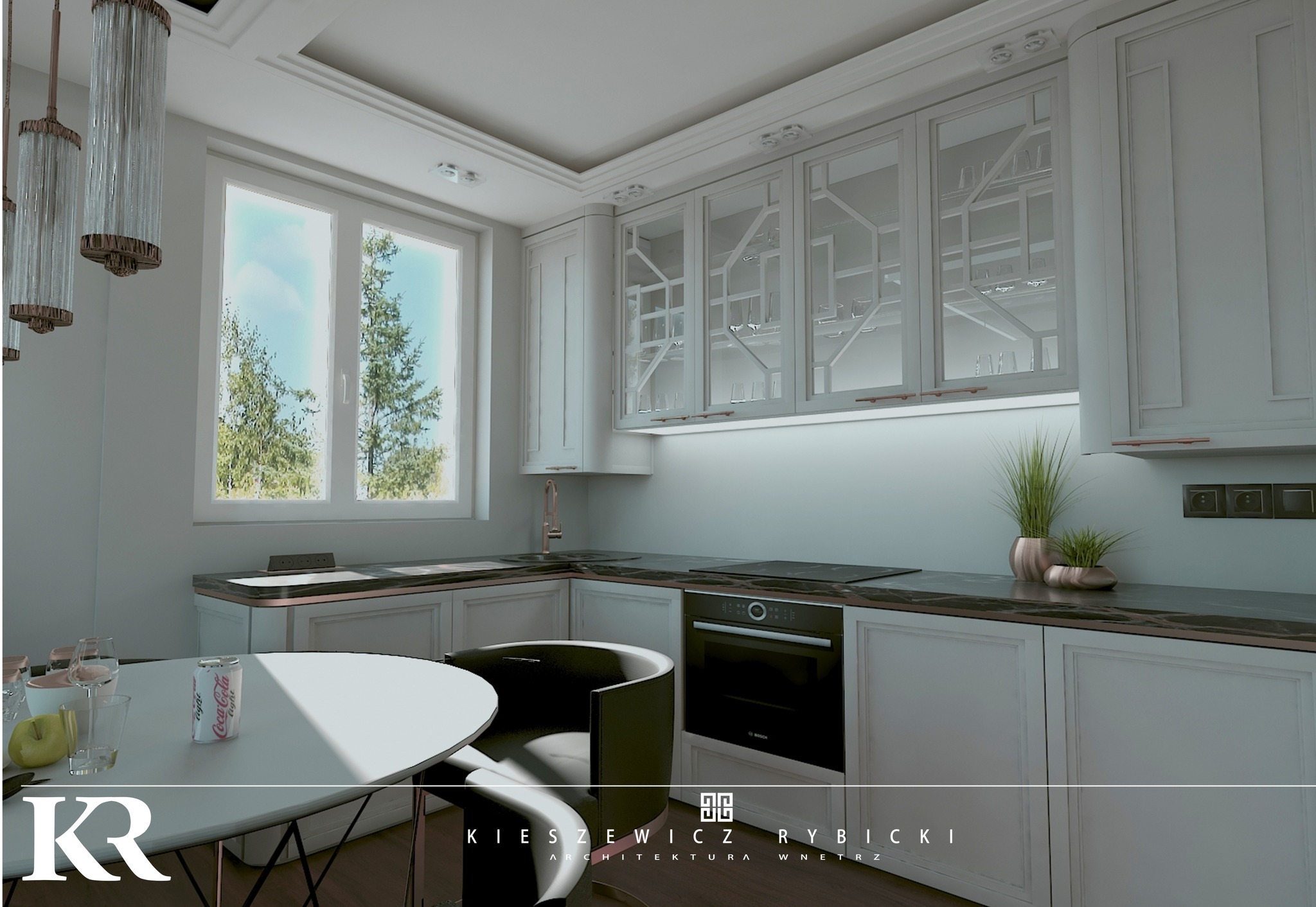 Elegancka, jasna kuchnia z białymi szafkami, czarnym blatem i okrągłym stołem. Widoczne detale: szklane fronty szafek, dekoracyjny żyrandol i roślina w doniczce.