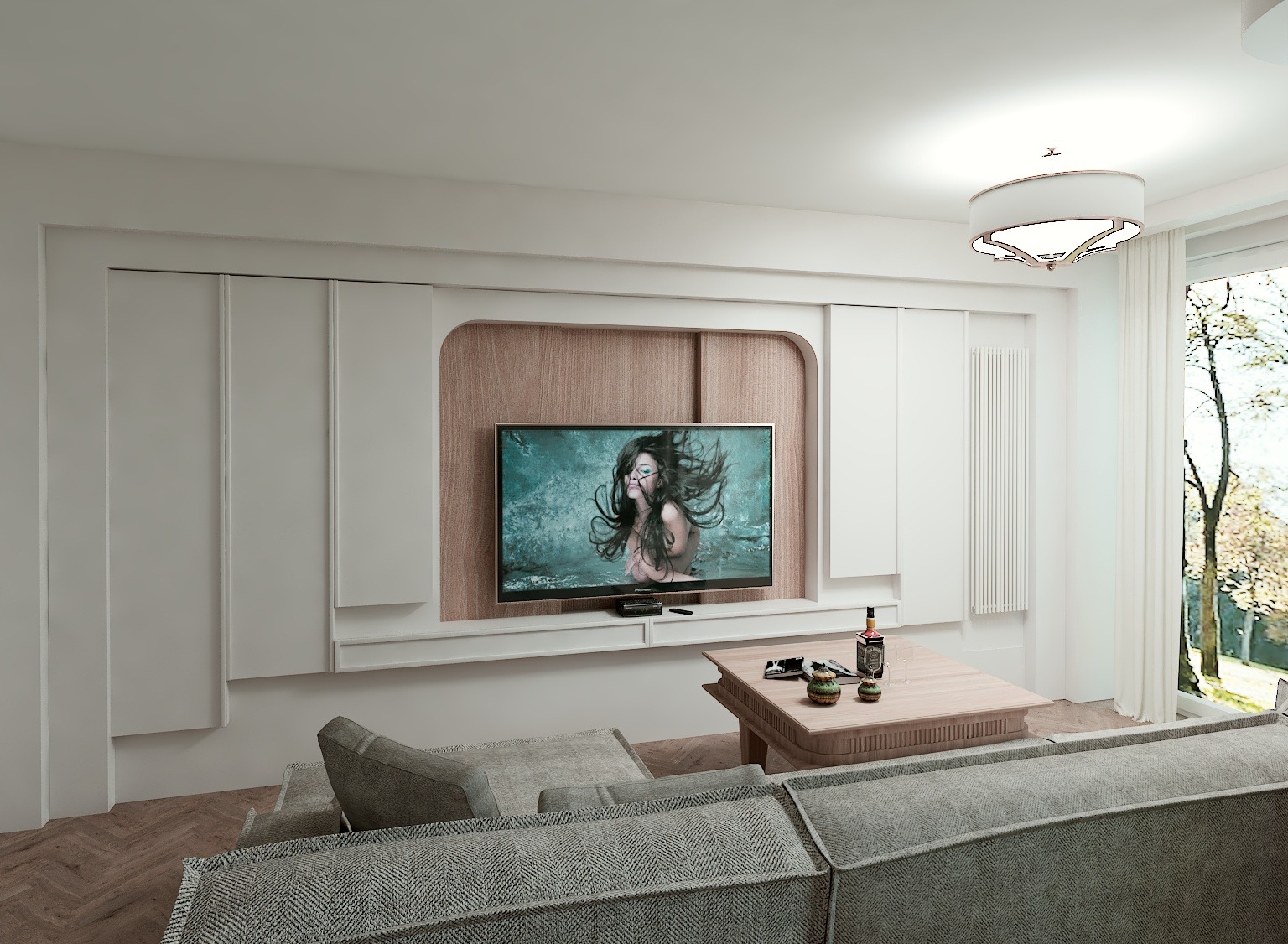 Nowoczesny salon z telewizorem w zabudowie, drewnianym panelem i szarą sofą. Na stoliku kawa, butelka i gazeta. Minimalistyczny design z widokiem na zewnątrz.