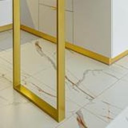 MEBLE MEKS PAWEŁ KŁODOS - Biała kuchnia z marmurową podłogą i złotymi akcentami: detale nóżki i listwy przypodłogowej, nowoczesny design, minimalistyczne wykończenie.