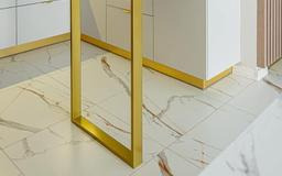 Biała kuchnia z marmurową podłogą i złotymi akcentami: detale nóżki i listwy przypodłogowej, nowoczesny design, minimalistyczne wykończenie.