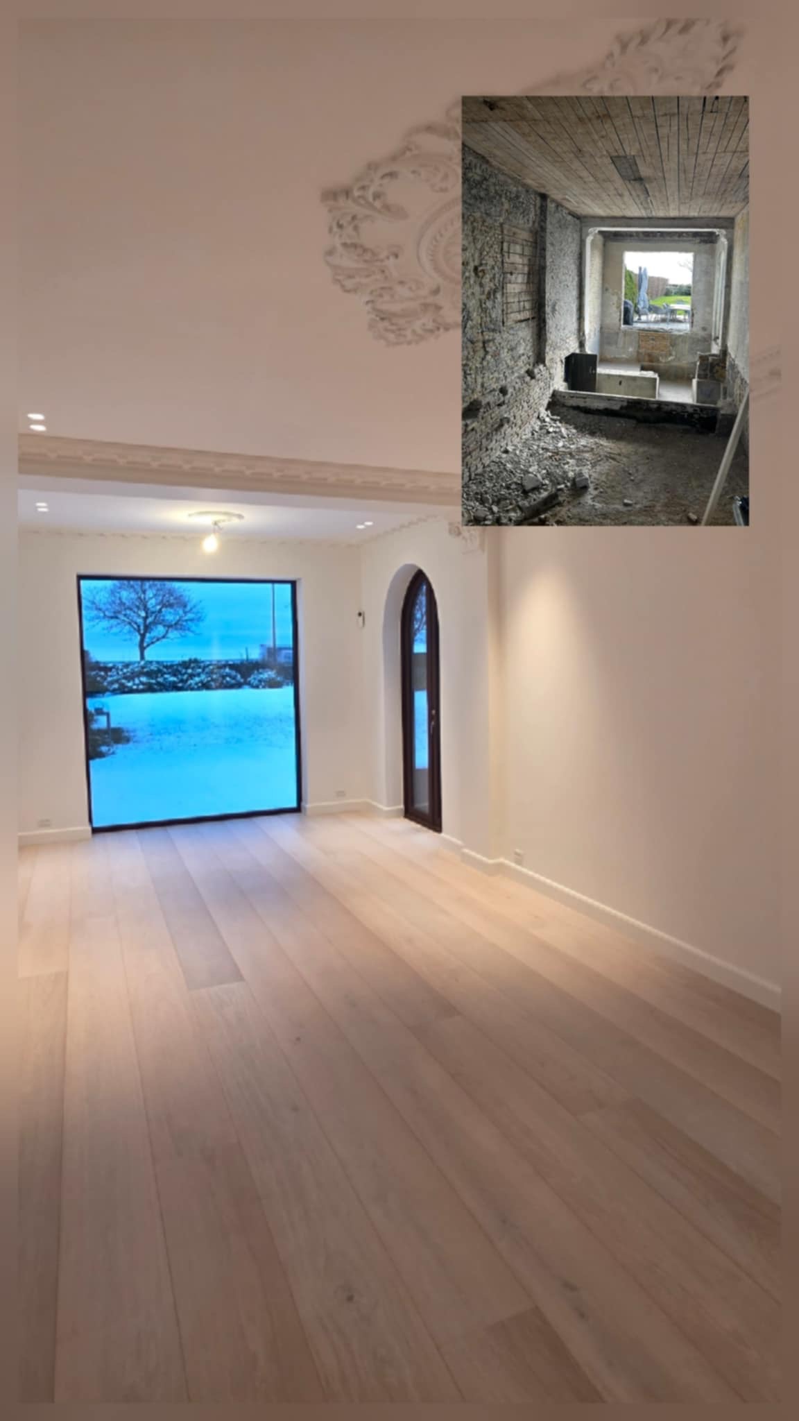 Jasne drewniane panele w pokoju po remoncie. Na ścianie kolaż: widok na zewnątrz i surowy stan wnętrza przed wykończeniem. Dekoracyjny sufit.