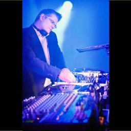 VOCART - Organizacja Imprez - DJ Piotr Kulbicki - Oprawa Muzyczna Na Event i Wesele - Nagłośnienie Oświetlenie Konferansjer Wodzirej Wokaliści