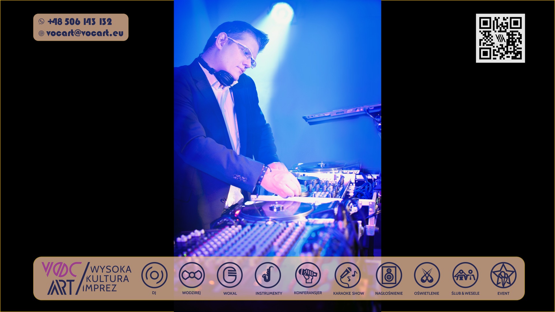 DJ w trakcie występu, oświetlony niebieskim światłem, w okularach i słuchawkach, miksuje muzykę na profesjonalnym sprzęcie. Widoczne logo firmy.