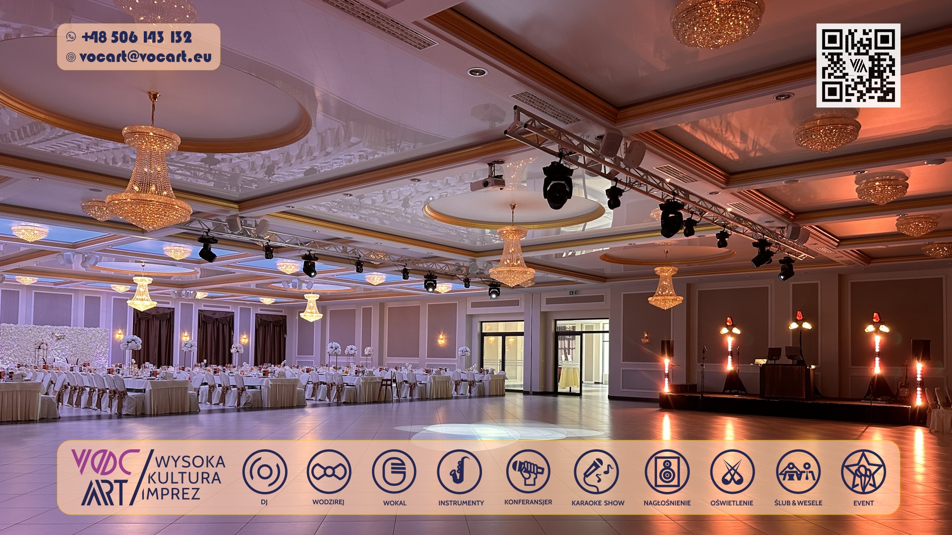 Elegancka sala balowa z oświetleniem scenicznym i stołami przygotowanymi na uroczystość. Kryształowe żyrandole i dekoracje kwiatowe tworzą wyjątkowy klimat.