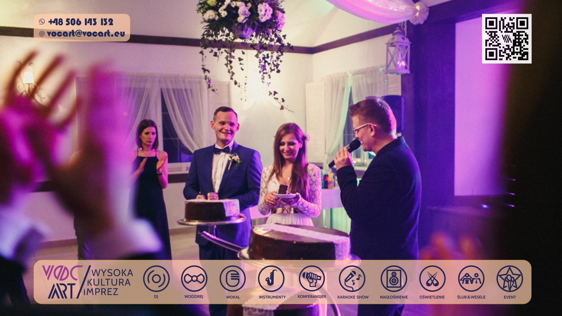 Para młoda kroi tort weselny podczas przyjęcia, konferansjer z mikrofonem, dekoracje kwiatowe, oświetlenie sceniczne. Uczestnicy wesela klaszczą w dłonie.