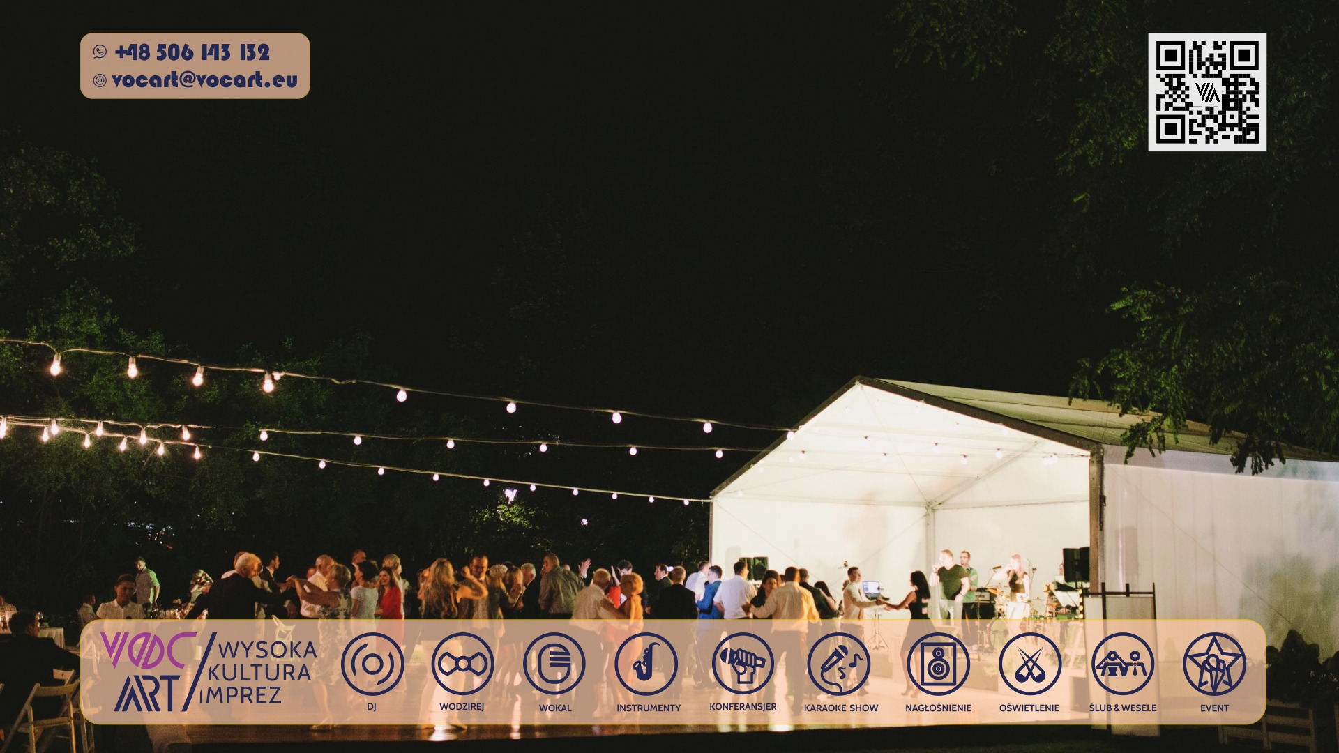 Plenerowa impreza firmowa pod namiotem, oświetlona girlandami żarówek. W tle zespół muzyczny na scenie. Logo firmy z ikonami usług na pierwszym planie.