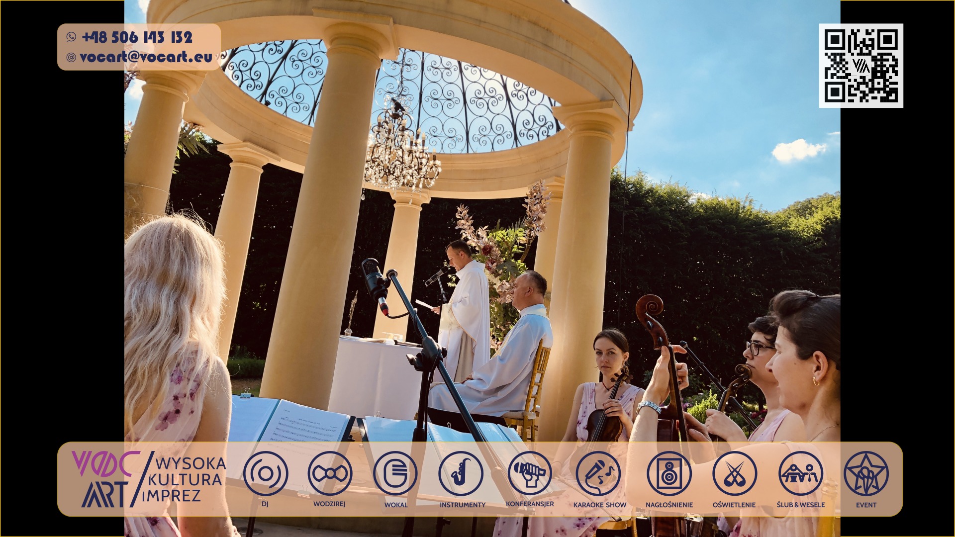 Zespół muzyczny grający podczas ceremonii ślubnej w plenerze, pod ozdobną altaną. Widoczni muzycy z instrumentami smyczkowymi i duchowni.