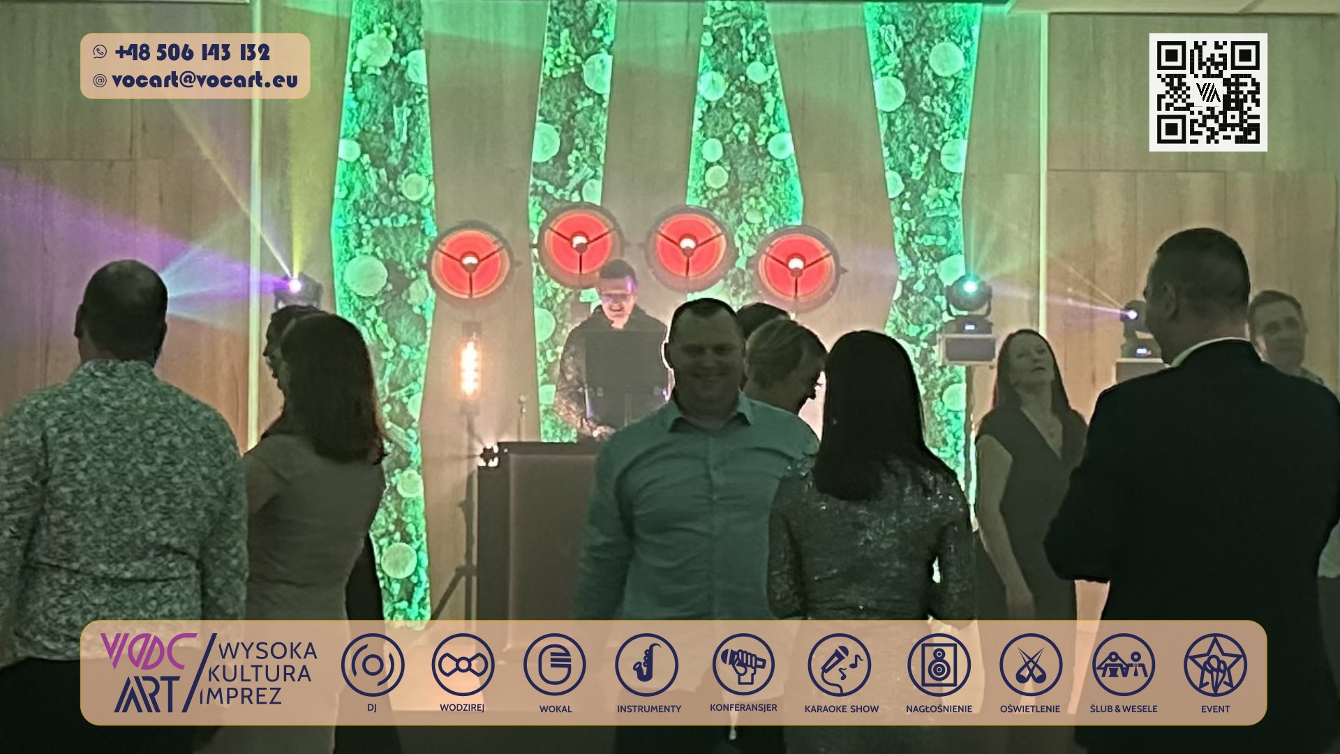 Zespół muzyczny w akcji w Warszawie. DJ za konsoletą, oświetlenie sceniczne, publiczność na parkiecie. Dekoracje w tle. Dynamiczne ujęcie z imprezy.