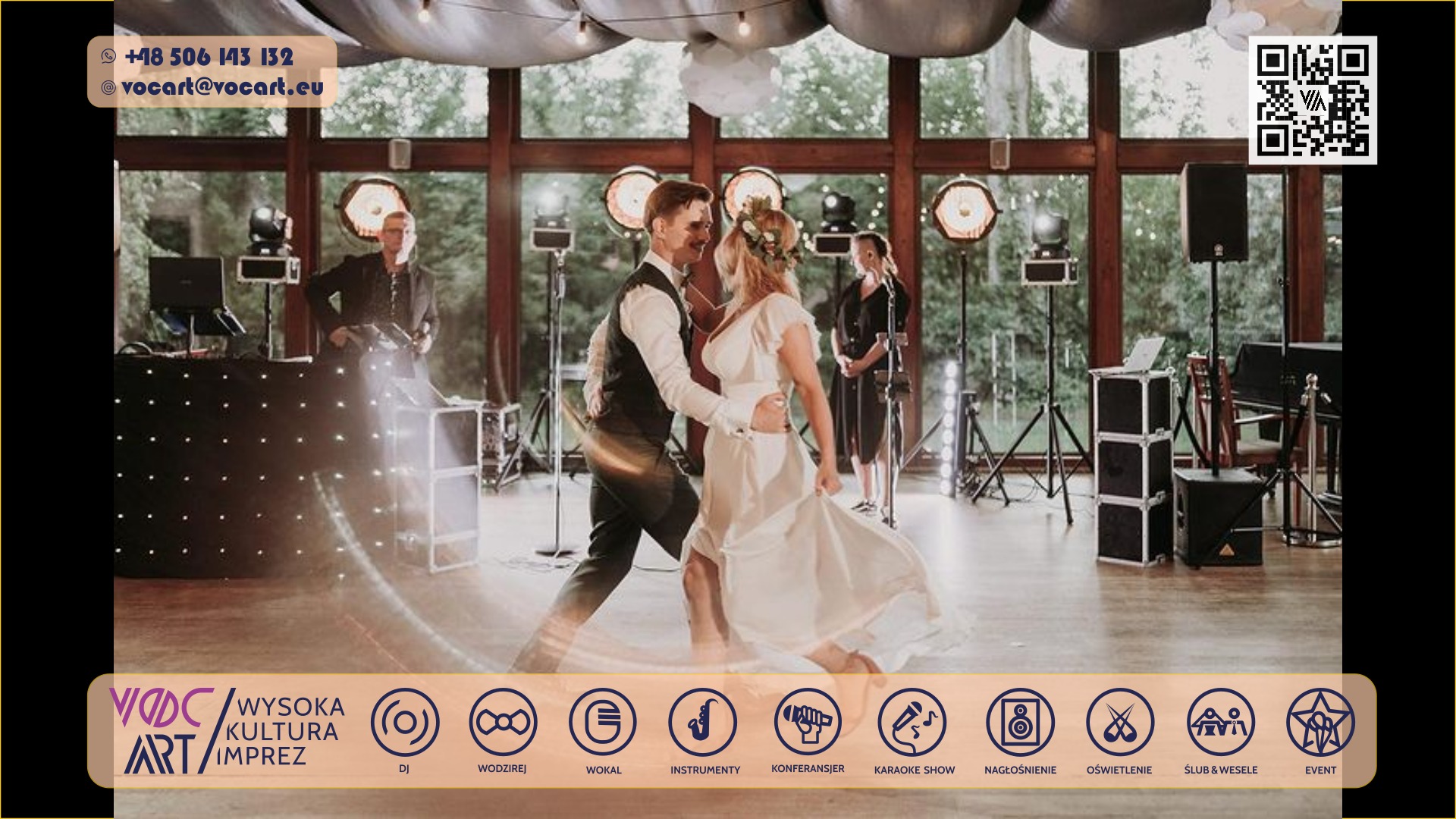 Para młoda tańczy na weselu, w tle oświetlenie sceniczne i DJ. Dekoracje sali z żarówkami i kwiatami. Profesjonalna obsługa muzyczna i oświetleniowa imprezy.