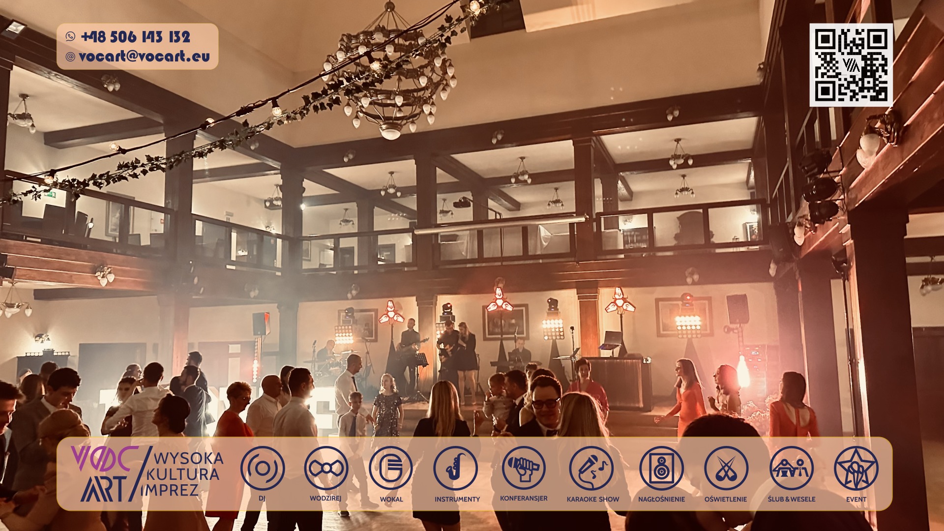 Zespół muzyczny grający na żywo podczas imprezy w przestronnej sali z drewnianymi elementami. Widoczni goście i oświetlenie sceniczne.