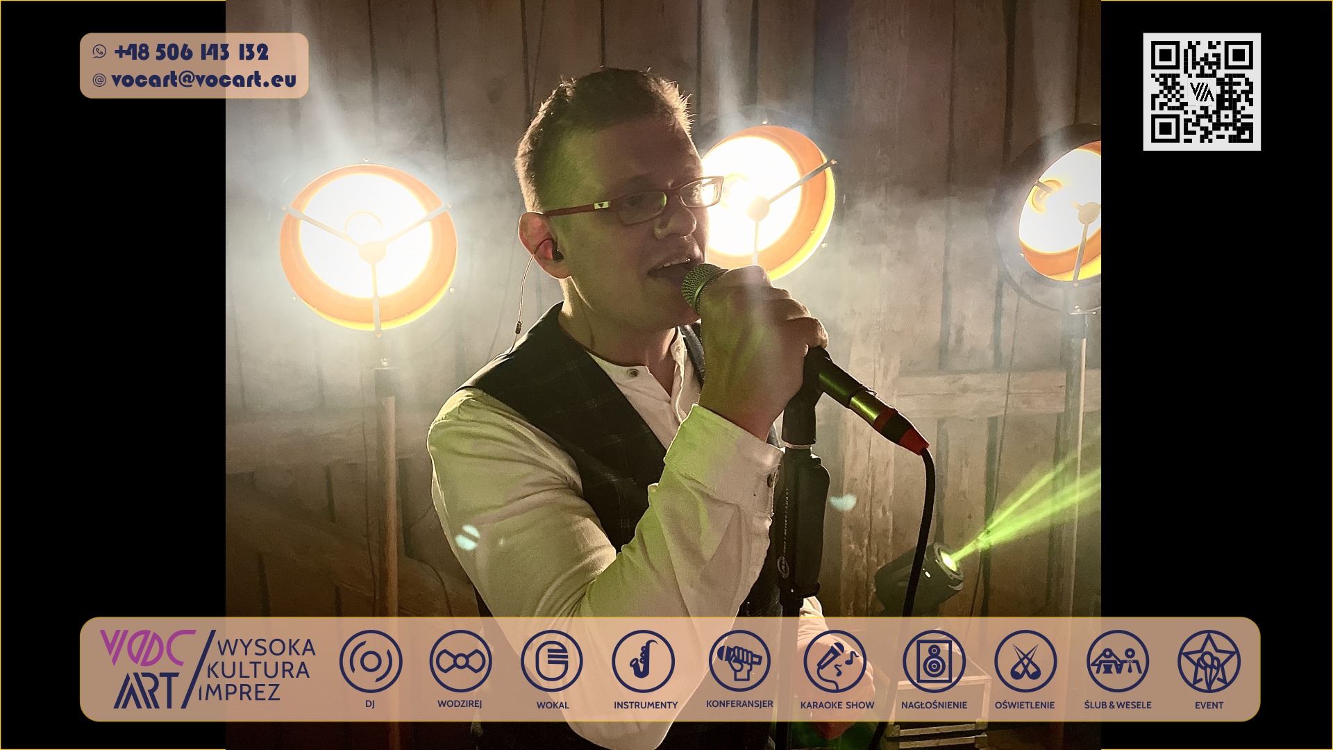 Wokalista w okularach śpiewa do mikrofonu na scenie z oświetleniem punktowym. Widoczne logo firmy 'VODC Wysoka Kultura Imprez' i ikony usług: DJ, Wodzirej, Wokal.