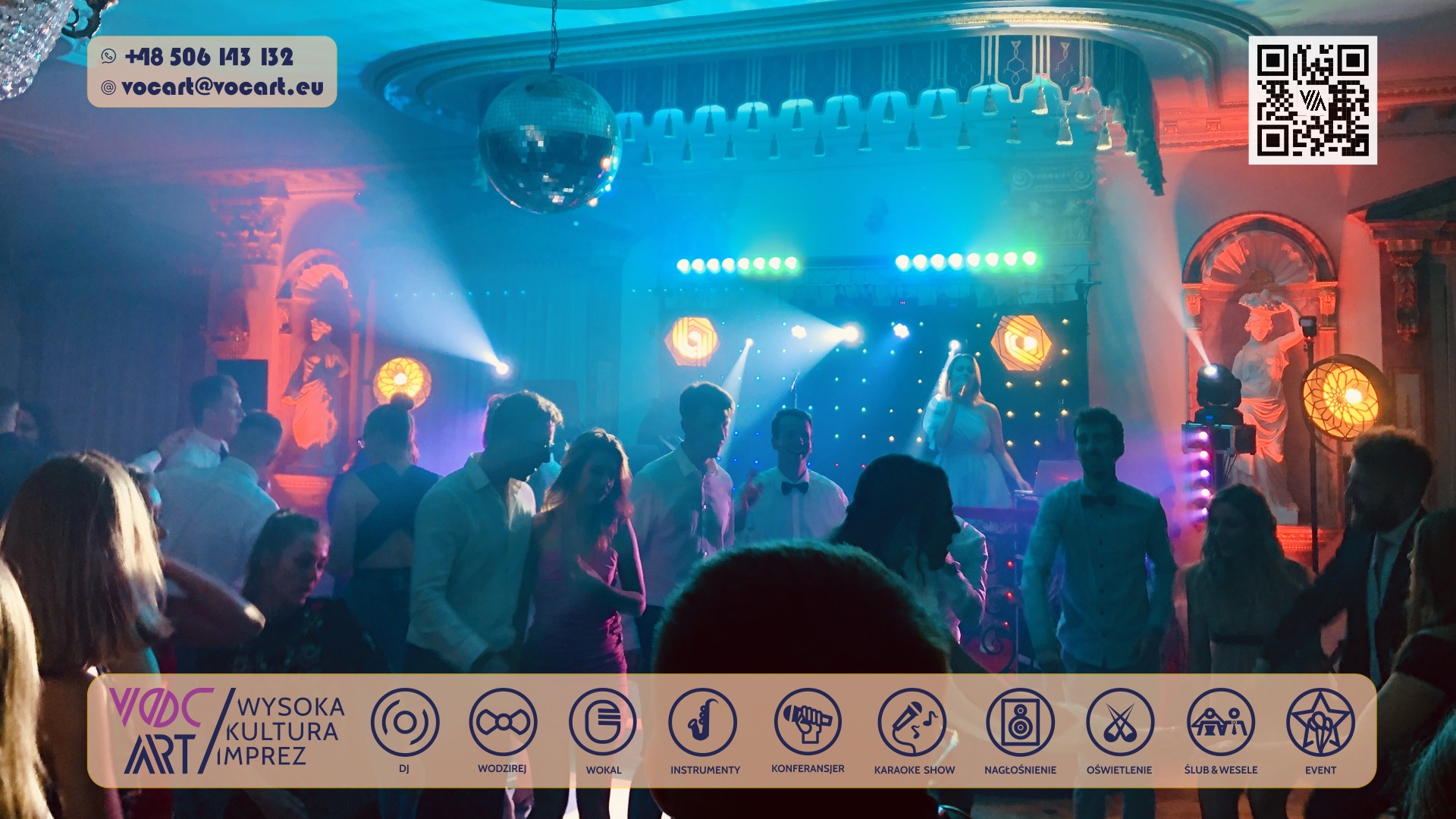 Zespół muzyczny na scenie podczas występu na imprezie. W tle oświetlenie sceniczne i bawiący się goście. Na pierwszym planie osoby tańczące.