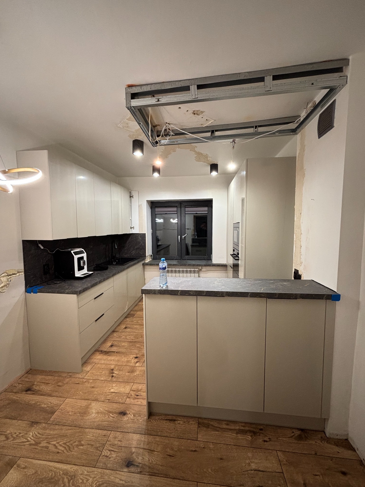 Montaż kuchni z Castoramy gotowej do użytku.