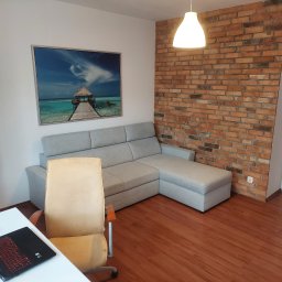 CREATIVE WORKS SPÓŁKA Z OGRANICZONĄ ODPOWIEDZIALNOŚCIĄ - Ścianka z ciętych cegieł