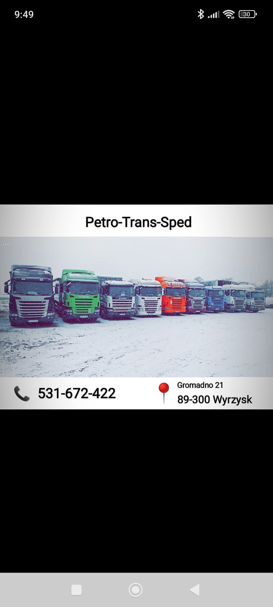 Flota ciężarówek Petro-Trans-Sped w zimowej scenerii. Różnokolorowe pojazdy Scania zaparkowane na śniegu, widoczne numery rejestracyjne. Kontakt i adres firmy.