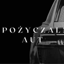 Ds-cars - Czarno-białe zdjęcie tyłu samochodu z napisem 'Wypożyczalnia aut'. Widoczne krople deszczu na karoserii i charakterystyczne światła tylne.