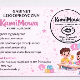 KamiMowa Kamilla Jelonek - Wizytówka gabinetu logopedycznego KamiMowa z ilustracjami dzieci i informacjami o diagnozie, terapiach, adresie i kontakcie. Różowa kolorystyka, gwiazdki i uśmiechnięte postacie.