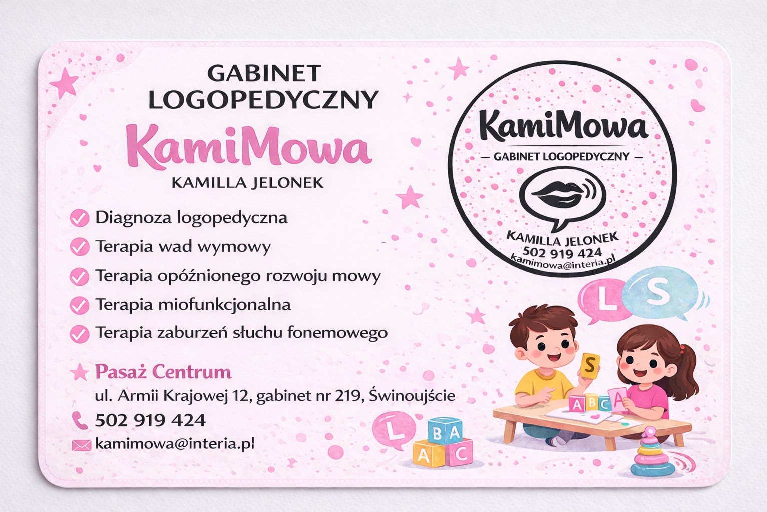 Wizytówka gabinetu logopedycznego KamiMowa z ilustracjami dzieci i informacjami o diagnozie, terapiach, adresie i kontakcie. Różowa kolorystyka, gwiazdki i uśmiechnięte postacie.