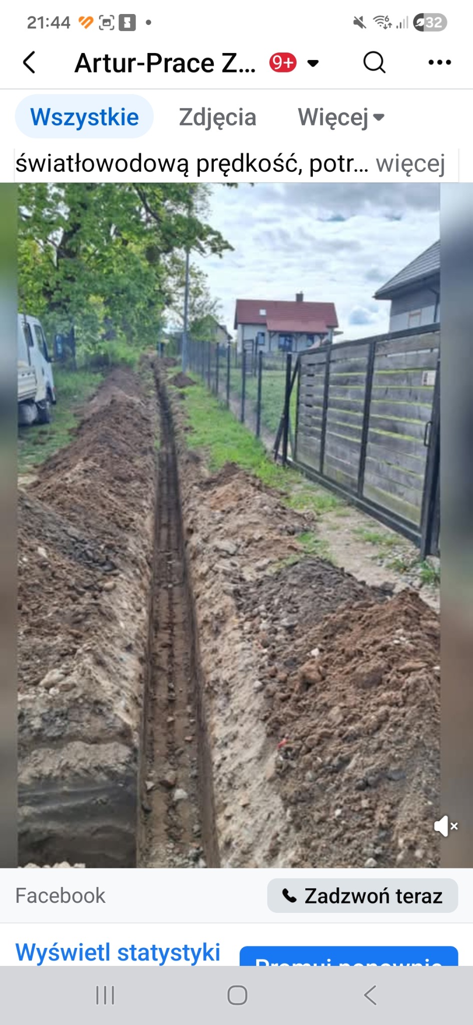 Długi, wąski wykop w ziemi, prawdopodobnie pod instalacje, z widoczną ziemią po bokach i ogrodzeniem w tle. Widok z góry, perspektywa zbieżna.