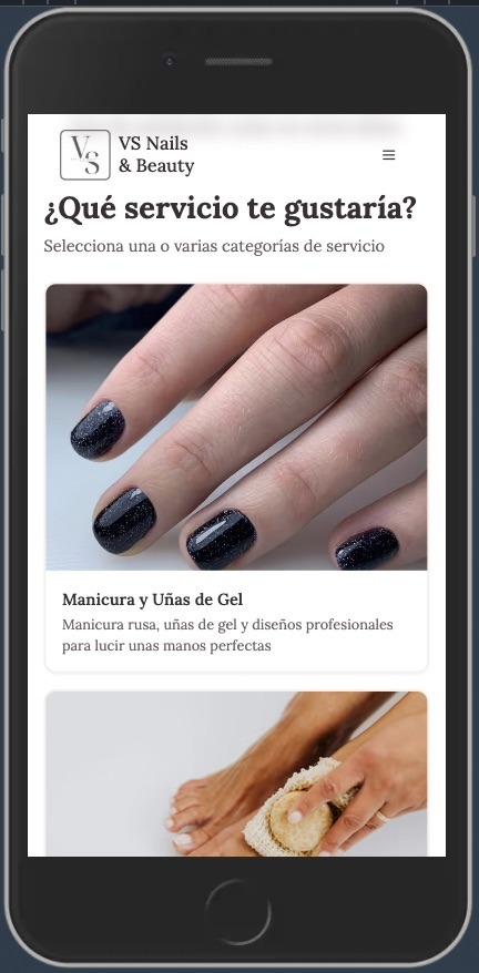 Ekran smartfona prezentuje aplikację VS Nails & Beauty z ofertą manicure żelowego. Widoczne dłonie z ciemnym, błyszczącym lakierem i fragment pedicure.