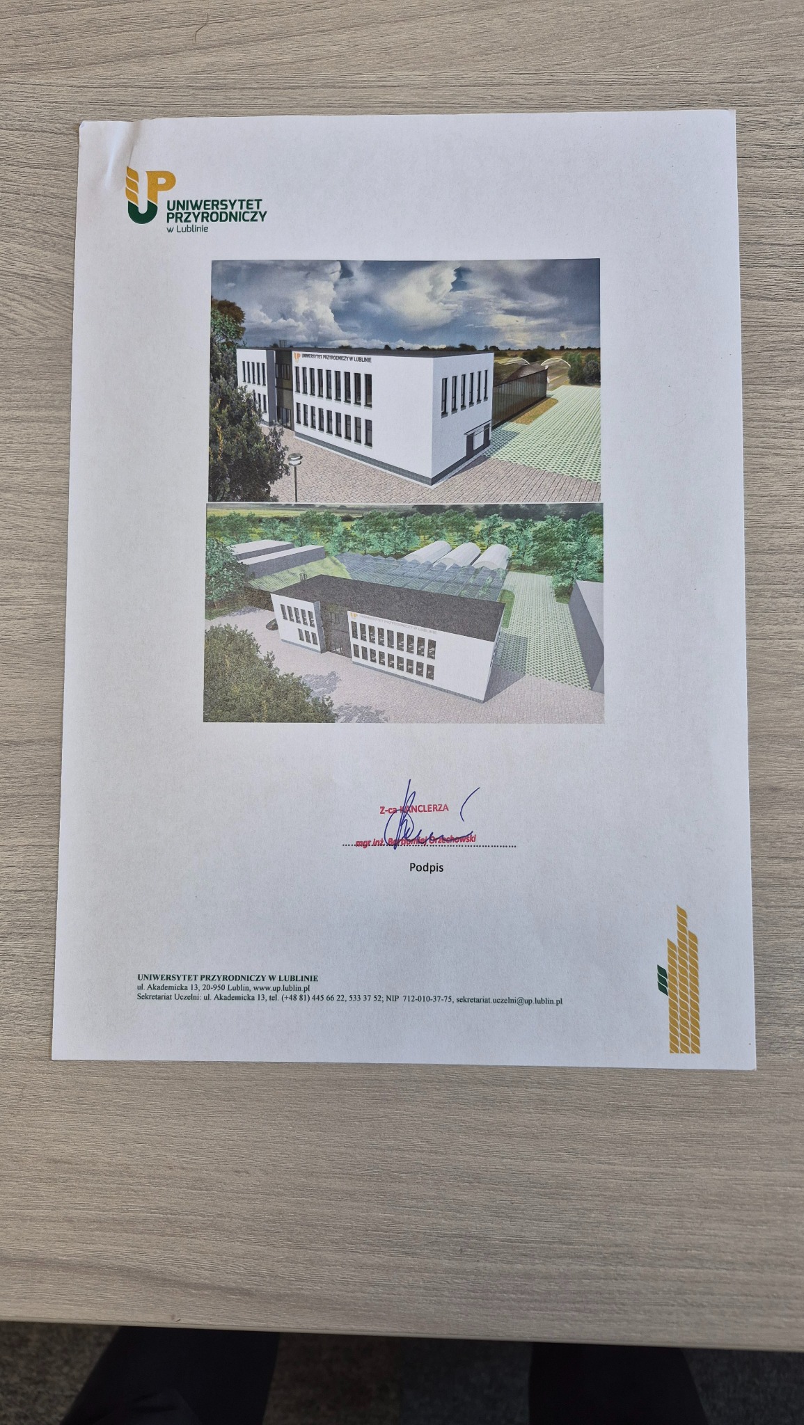 Dokument z wizualizacją 3D budynku Uniwersytetu Przyrodniczego w Lublinie, z pieczątką i podpisem Z-cy Kanclerza. Widoczne logo uczelni i dane kontaktowe.