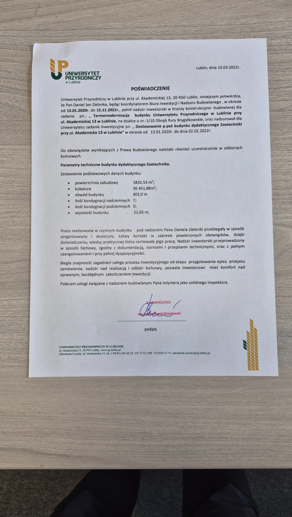 Poświadczenie Uniwersytetu Przyrodniczego w Lublinie o nadzorze inwestorskim nad budynkiem dydaktycznym Zootechniki, z parametrami technicznymi i podpisem.