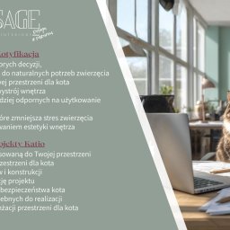 Studio Sage Interiors Marzena Galas - Kotyfikacja wnętrza: kot siedzi na krześle biurowym przy biurku z laptopem i planami, w tle jasne, nowoczesne wnętrze z roślinami i półkami.