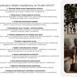 Studio Sage Interiors Marzena Galas - Jasne wnętrze salonu w stylu boho z beżową sofą, dekoracyjnymi poduszkami i roślinami. Na ścianie grafika i półki z ozdobami. Przytulna aranżacja.