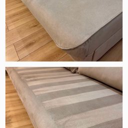 Glancok - Pranie tapicerki - WOJCIECH STOŁOWSKI - Dwa ujęcia beżowej kanapy: górne pokazuje czystą powierzchnię, dolne z widocznymi śladami po czyszczeniu, ukazując efekt usługi. Parkiet w tle.