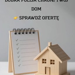 ALVENTA - Polisa chroni dom: drewniany model domu, lupa i lista kontrolna na tle hasła o zalaniu/pożarze. Sprawdź ofertę ubezpieczenia mieszkania.