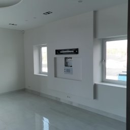 Wojtholm Bygg - salon z przed ścianką tv