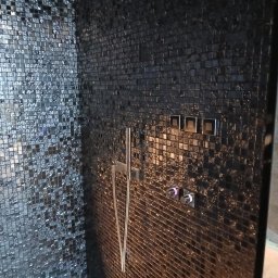 Wojtholm Bygg - Prysznic w mozaice z fugą epoksydową