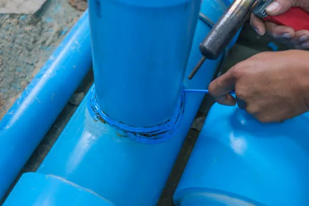 Proces łączenia rur z tworzywa sztucznego z użyciem narzędzia termicznego, usługa dostępna w Gdańsku. Widoczne zgrzewane połączenie.