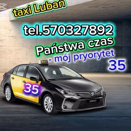 TAXI Lubań 35 - Czarno-żółta taksówka Toyota Corolla z numerem 35, neonowym napisem 'taxi Lubań', numerem telefonu i hasłem 'Państwa czas - mój priorytet'.