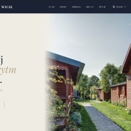 Neution Studio - Strona internetowa ośrodka wypoczynkowego z drewnianymi domkami, prezentująca ofertę noclegową blisko morza. Widok na domki i ścieżkę, logo w lewym górnym rogu.