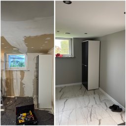 DOMAR Patryk Matuła - Zdjęcie 'przed i po' remontu pokoju: od surowych ścian i sufitu po gładkie, pomalowane powierzchnie, nową podłogę i szafę. Widoczne narzędzia i okno z widokiem na zieleń.