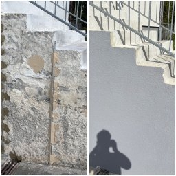 DOMAR Patryk Matuła - Schody zewnętrzne: po lewej surowy beton ze śladami szpachli, po prawej gładka, szara powierzchnia po malowaniu. Metalowa barierka w tle.