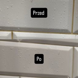 Ogarnij To - Białe, prostokątne płytki ścienne typu metro, ułożone poziomo. Górna część z napisem 'Przed' jest mokra i zabrudzona, dolna z napisem 'Po' czysta i sucha.