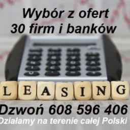 Drewniane kostki z napisem LEASING ułożone przed kalkulatorem, w tle informacja o wyborze z ofert 30 firm i banków oraz numer telefonu i zasięg działania na całą Polskę.