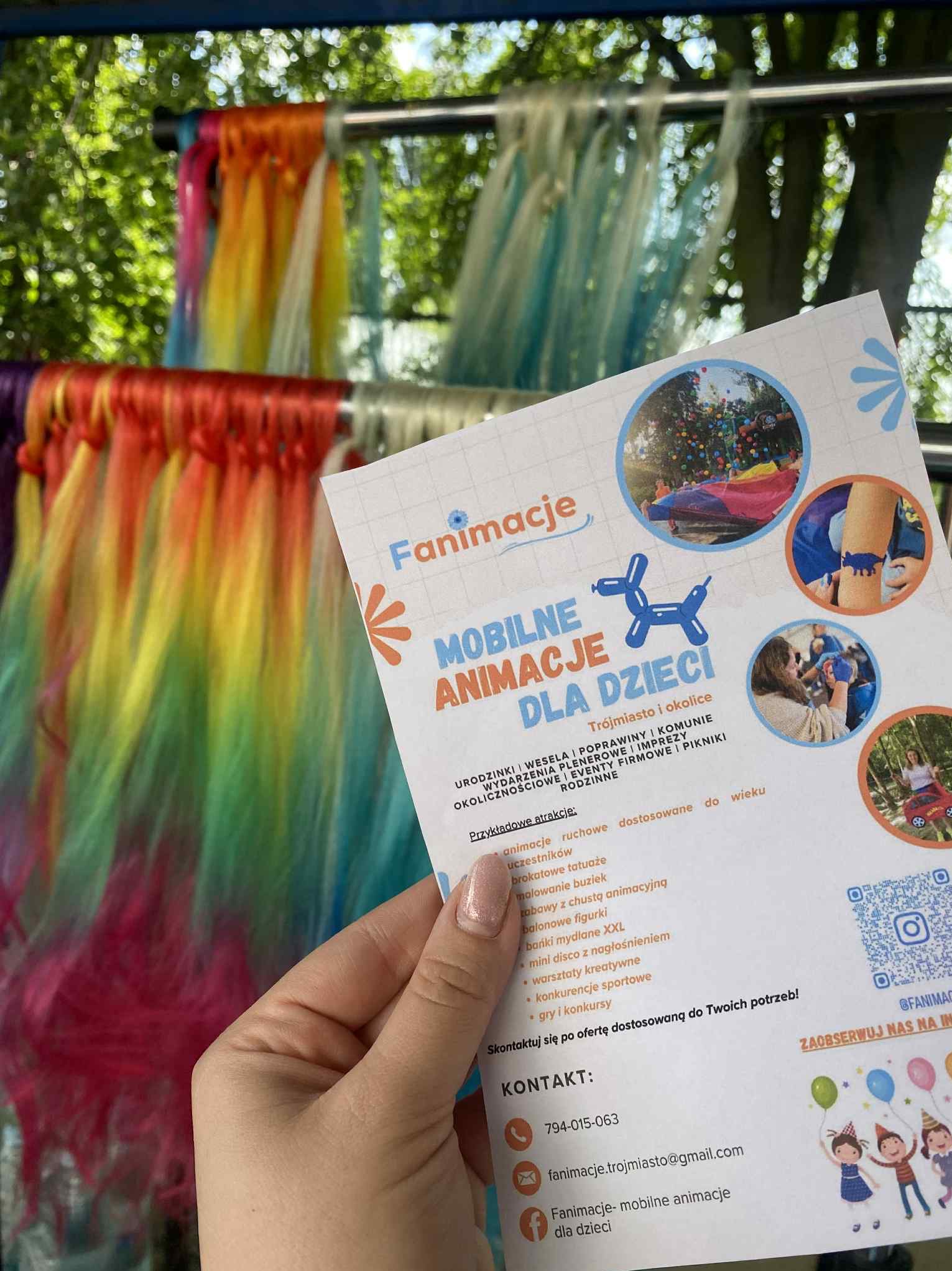 Ulotka 'Fanimacje' z ofertą mobilnych animacji dla dzieci na tle tęczowych peruk. Atrakcje: tatuaże, malowanie buziek, balony, mini disco, warsztaty, gry i konkursy.