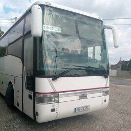 Luks Bus - Przewozy Pasażerskie Łukasz Muszyński - Biały autokar turystyczny marki Van Hool z napisem 'Turystyczny' na szybie, zaparkowany na żwirowym placu, z widocznym numerem rejestracyjnym SR 7635L.