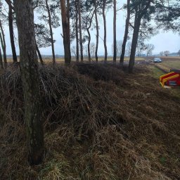 GROVIL - Stos gałęzi i suchych traw pod drzewami na polu, z fragmentem maszyny rolniczej i samochodem w tle. Zdjęcie 'PRZED' sugeruje przygotowanie do prac porządkowych.