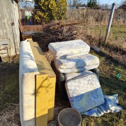 GROVIL - Stare meble i gałęzie na trawie, widok przed opróżnianiem posesji. W tle szopa i drzewa, słoneczny dzień. Fotografia z napisem 'PRZED' na dole kadru.